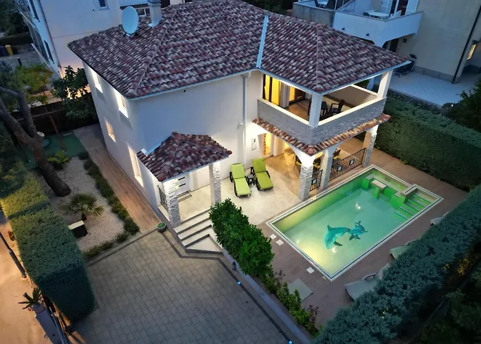  Krk-4 Bedrooms, 4 Bathrooms With Heated Pool And Jacuzzi, 150M From The Sea