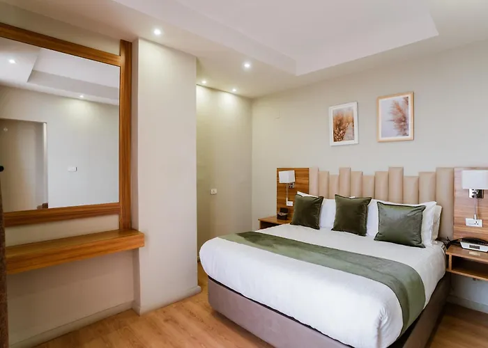 Central hotel: Monarch Hotel