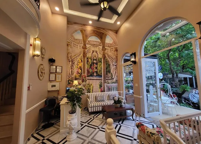 Pet Friendly hotel: Saigon By Night Luxury Hotel