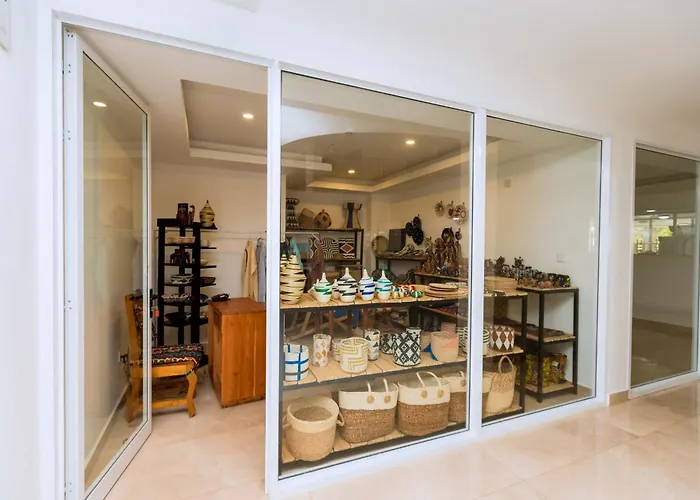 Hut Restaurant & Boutique