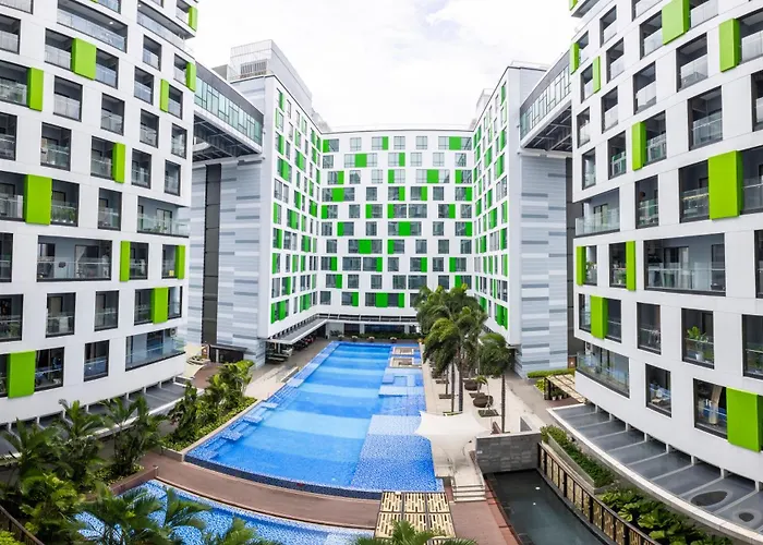 Hotel near College: Republic Apartments Saigon Airport