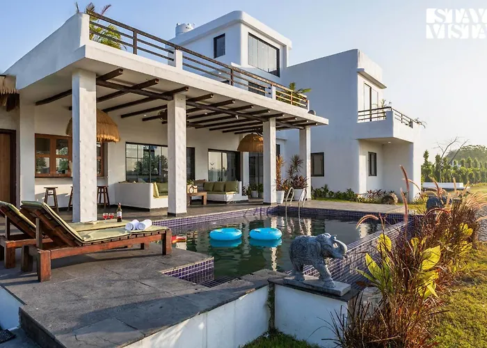 Stayvista At Lotus By The Lake With Pool, Bbq & Lawn