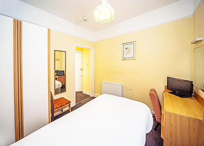 Resort: The Sherwood Palm Hotel, Torquay Beach