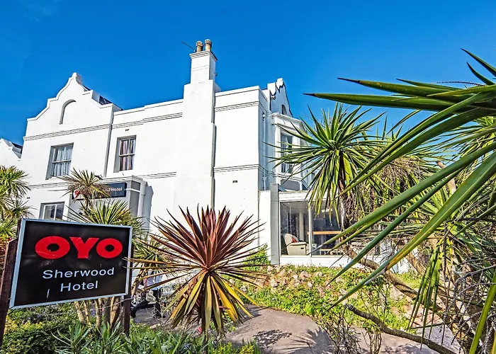 Resort: The Sherwood Palm Hotel, Torquay Beach