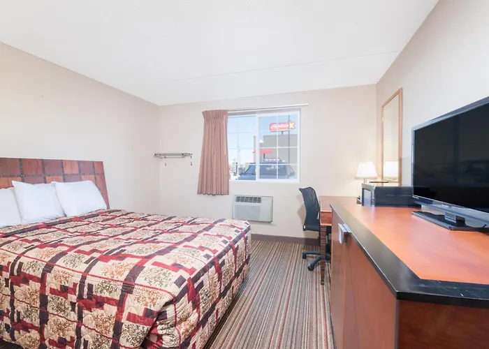 Hotels with pool Knights Inn And Suites - Grand Forks