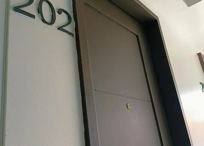 Central hotel: The Strand Suites And Dormitel