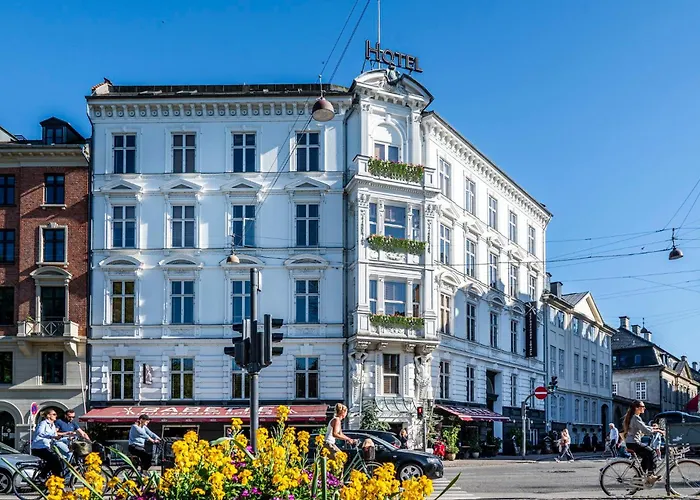 Luxury hotel only: Babette Guldsmeden