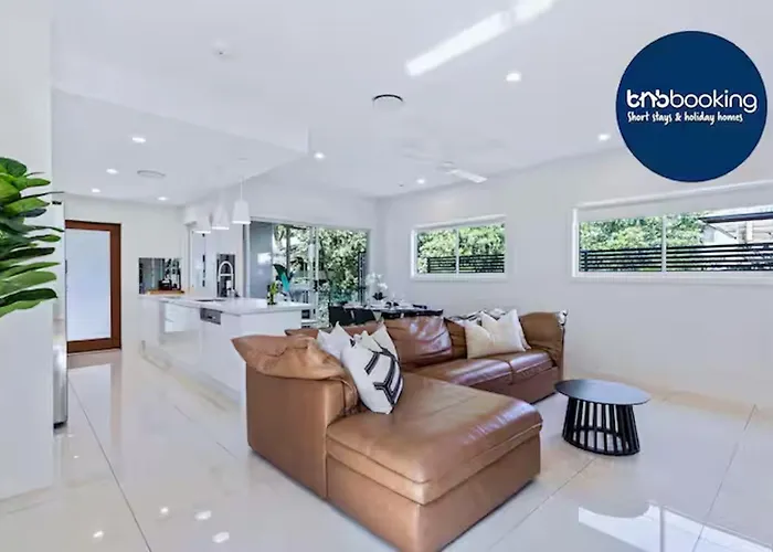 Park Avenue Luxe Chic Townhouse Sleeps 9, Carpark
