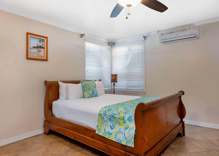 Сity center hotels Days Inn By Wyndham Maui Oceanfront