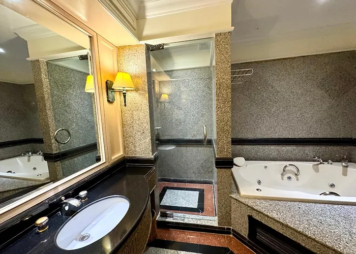 Royal Benja Hotel - Big Room Family-Friendly