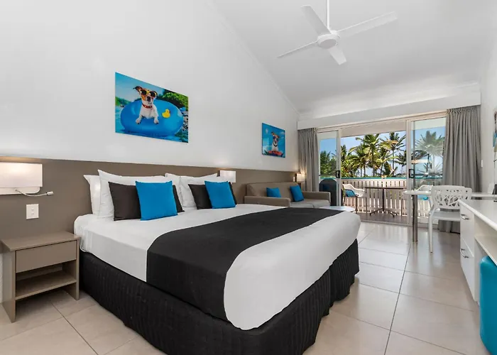 Beach hotel: By The Sea Port Douglas