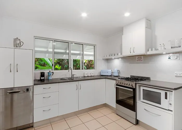 Beach hotel: By The Sea Port Douglas