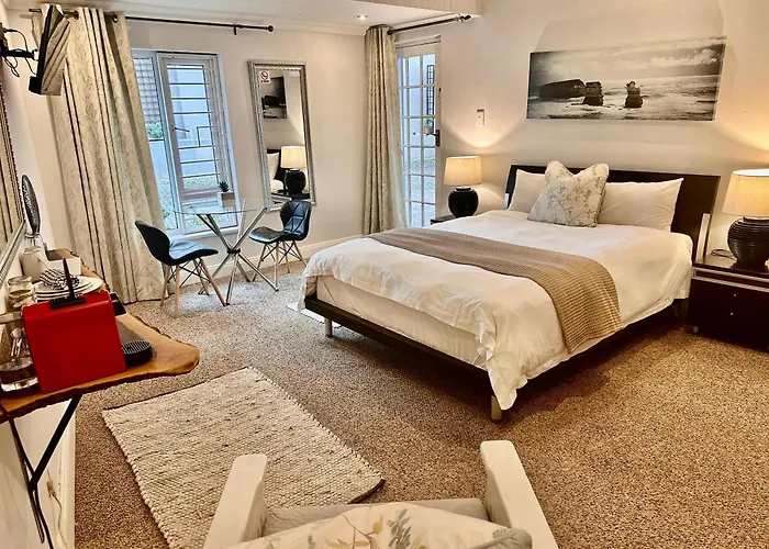 Spacious Private Suite In Central Morningside