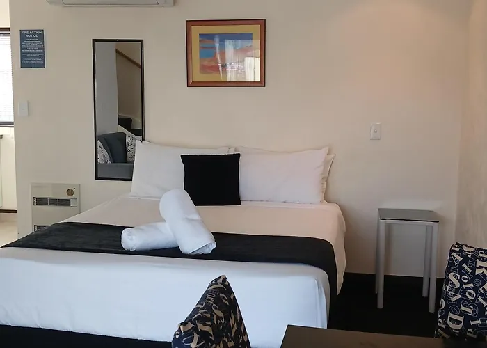 Hotel with pool: Palm City Motor Inn