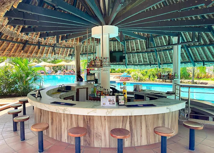 Travellers Beach Hotel & Spa
