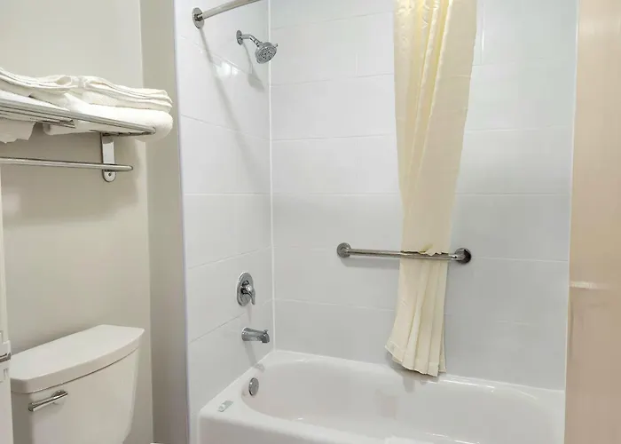 Days Inn & Suites By Wyndham Central