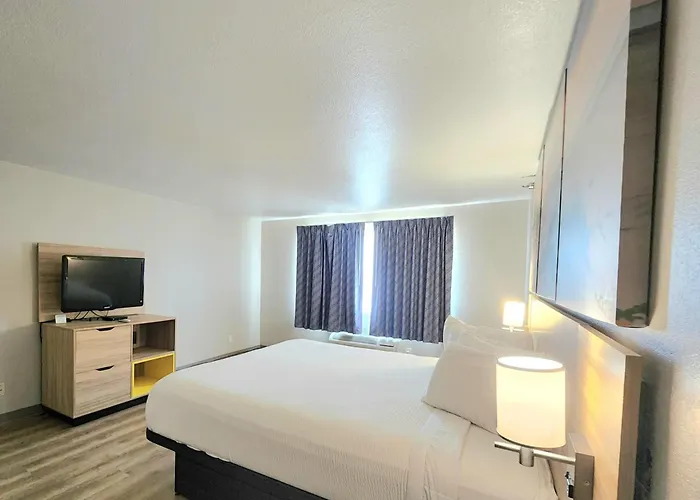 Days Inn & Suites By Wyndham Central