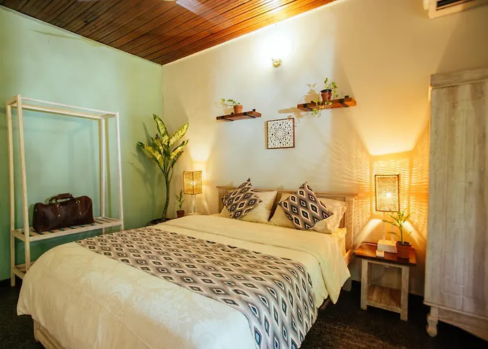 Hotel near College: Drop Inn Hostels