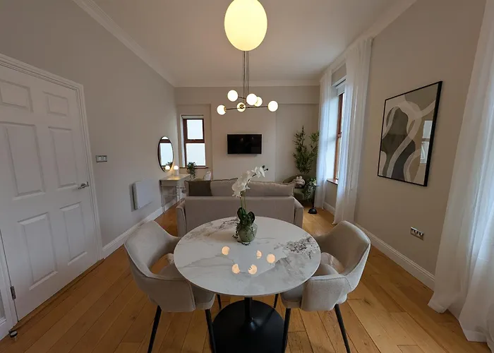 Guests house Crawford House - Scholarlee Living Apartments