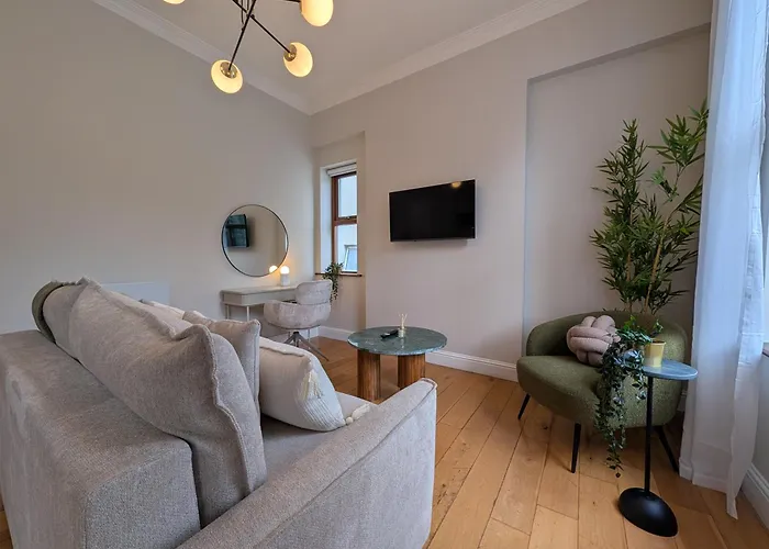Guests house Crawford House - Scholarlee Living Apartments