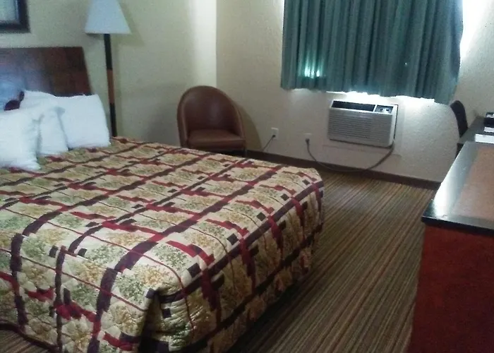 Hotels with pool Knights Inn And Suites - Grand Forks