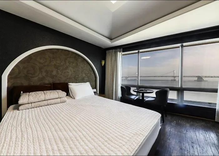 Bridge Hotel