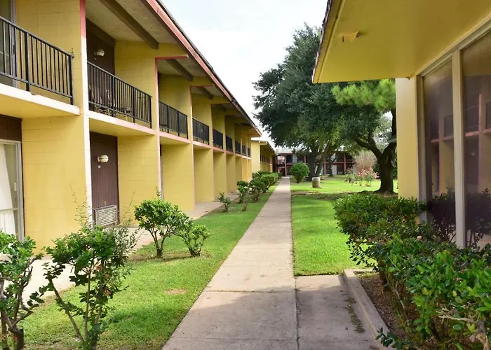B&B only: Red Carpet Inn