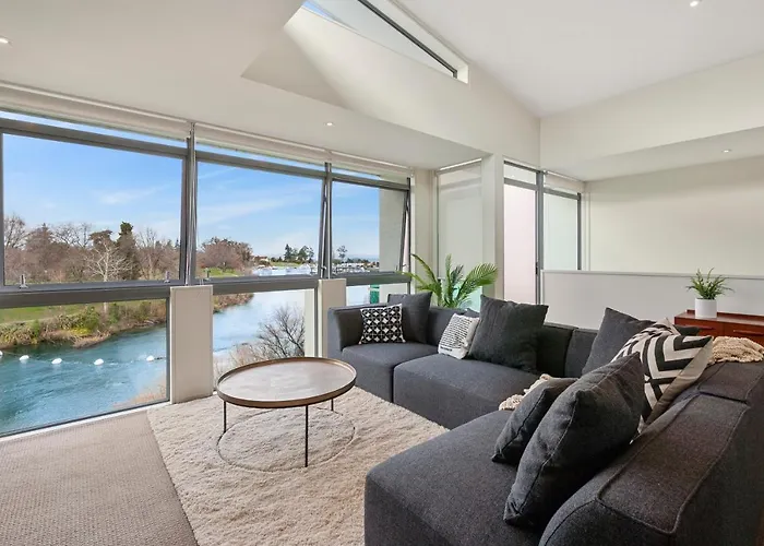 Villa: Riverside Villa - Taupo Holiday Home